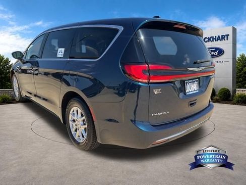 Used 2023 Chrysler Pacifica Touring-L FWD image 5