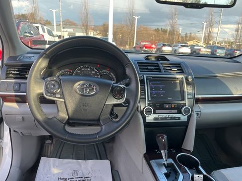 Used 2014 Toyota Camry XLE image 18