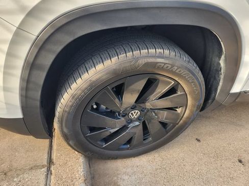Used 2024 Volkswagen Atlas Cross Sport SE w/ Panoramic Sunroof Package FWD image 9