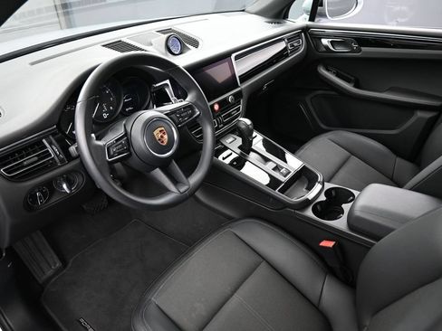 Certified 2025 Porsche Macan AWD/4WD image 4