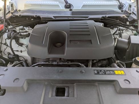 Used 2023 Land Rover Defender 130 X-Dynamic SE image 34