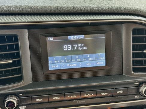 Used 2020 Hyundai Elantra SE FWD image 13
