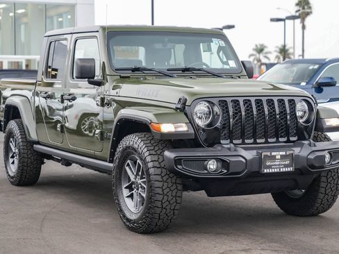 Used 2021 Jeep Gladiator Sport image 3