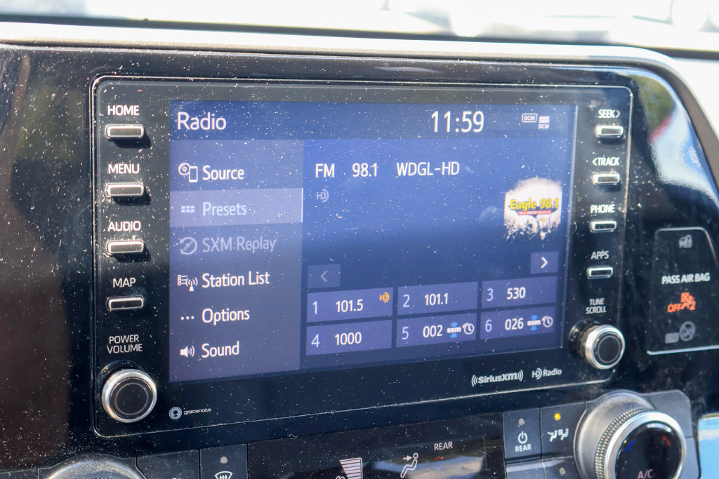 Used 2022 Toyota Highlander LE FWD image 3