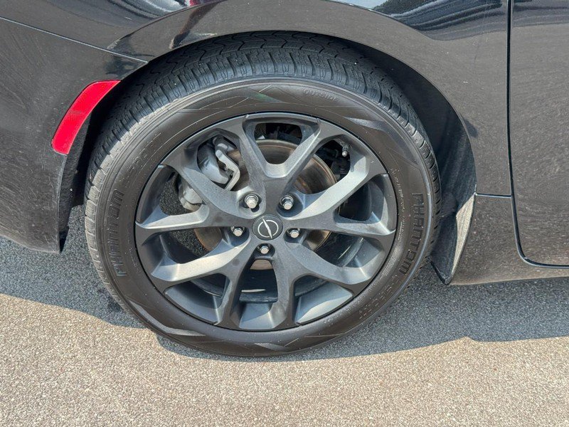 Used 2025 Chrysler Pacifica Limited FWD image 7