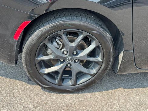 Used 2025 Chrysler Pacifica Limited FWD image 7