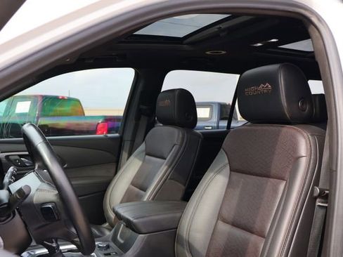 Used 2023 Chevrolet Traverse High Country image 9