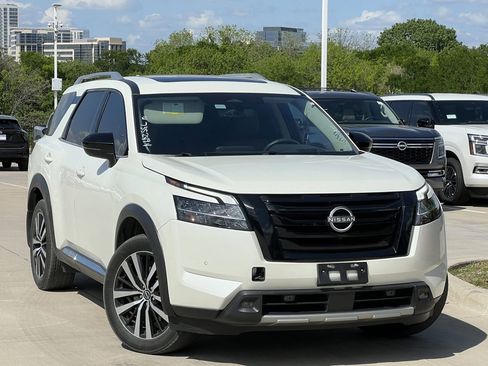 Used 2024 Nissan Pathfinder Platinum image 1