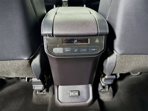 Used 2022 Toyota Highlander XLE image 17