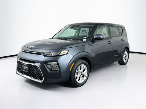 Used 2022 Kia Soul LX w/ Technology Package FWD image 3