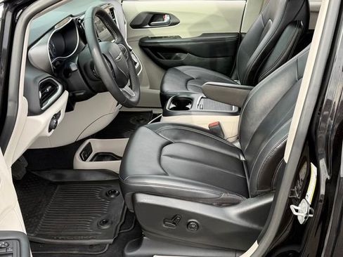Used 2024 Chrysler Pacifica Touring-L FWD image 21