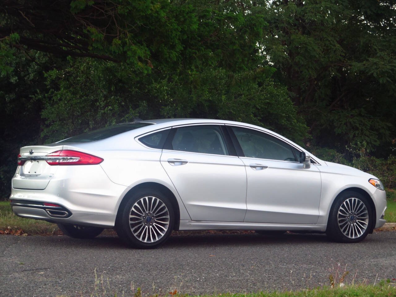 Used 2017 Ford Fusion SE w/ Fusion SE Technology Package AWD/4WD image 4