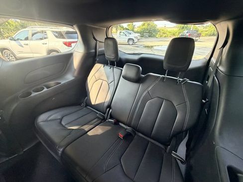 Used 2026 Chrysler Pacifica Select FWD image 12
