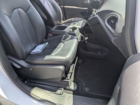 Used 2025 Chrysler Pacifica Select FWD image 29