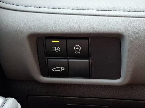 Used 2023 Toyota Highlander LE AWD/4WD image 25