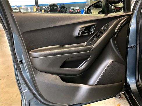 Used 2022 Chevrolet Trax LT w/ LT Convenience Package image 9