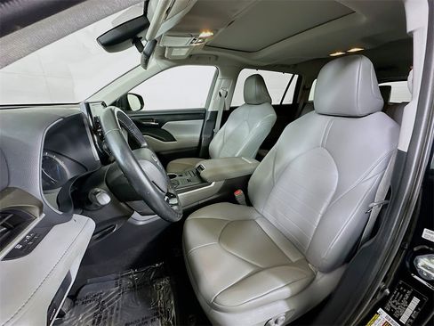 Used 2021 Toyota Highlander XLE image 16