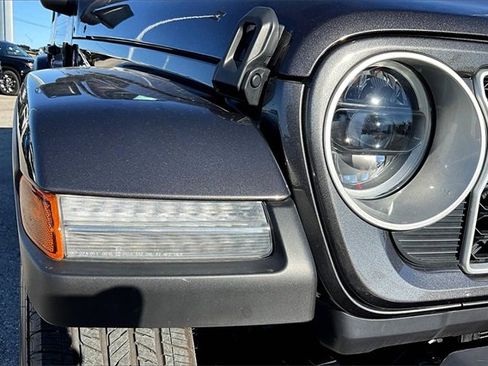 Used 2025 Jeep Wrangler Sahara image 27