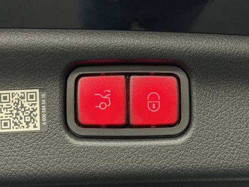 Used 2025 Mercedes-Benz C 300 4MATIC Sedan image 16