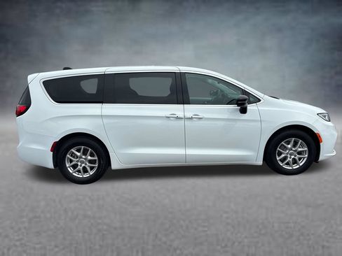 Used 2024 Chrysler Pacifica Touring-L FWD image 7