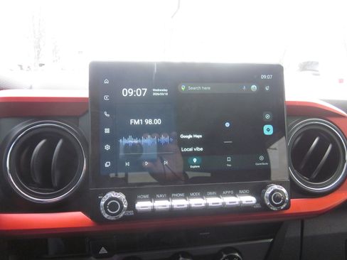 Used 2017 Toyota Tacoma TRD Sport w/ Tow Package (A/T) image 19