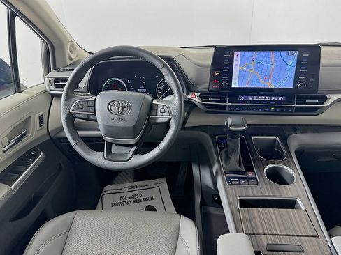 Used 2024 Toyota Sienna Limited image 27