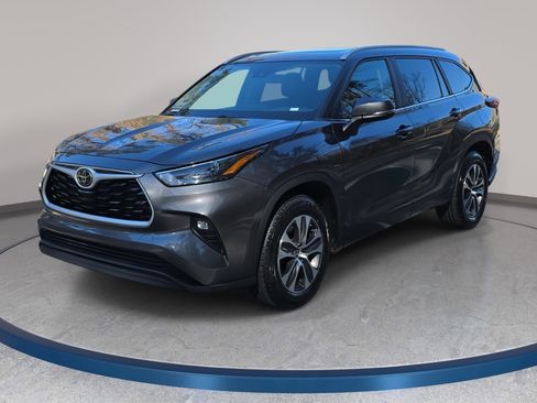 Used 2024 Toyota Highlander XLE image 1