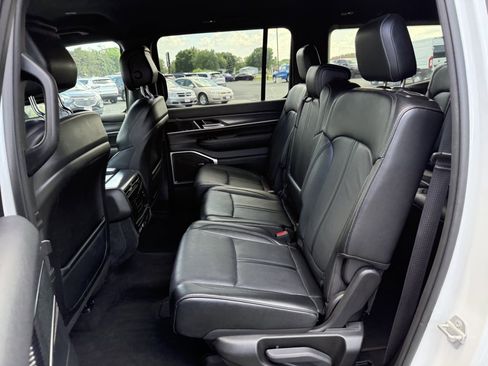 Used 2024 Jeep Wagoneer Series II w/ Flexible Seating Group AWD/4WD image 13