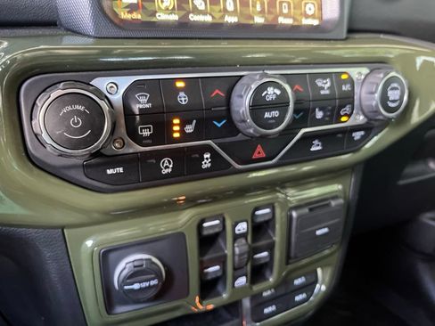 Used 2021 Jeep Gladiator Overland w/ Popular Equipment Package AWD/4WD image 40