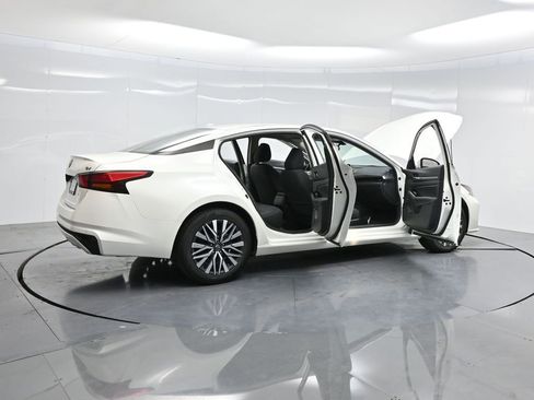 Used 2023 Nissan Altima 2.5 SV image 4