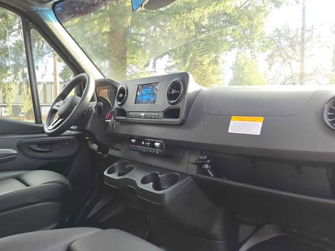 Used 2024 Mercedes-Benz Sprinter 2500 image 12