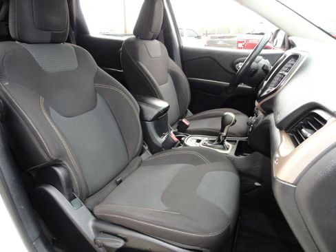 Used 2016 Jeep Cherokee Latitude w/ Comfort/Convenience Group FWD image 7