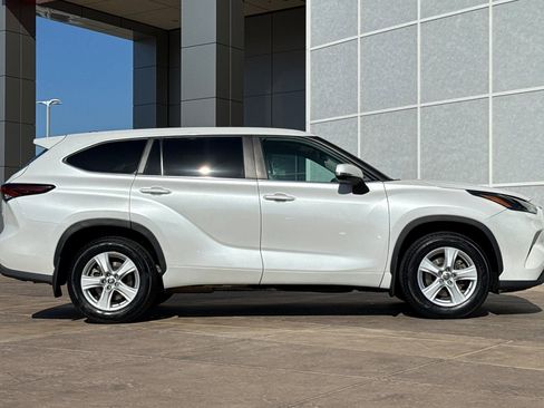 Certified 2024 Toyota Highlander LE image 3