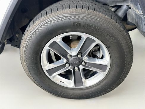 Used 2018 Jeep Wrangler Unlimited Sahara w/ Dual Top Group AWD/4WD image 11