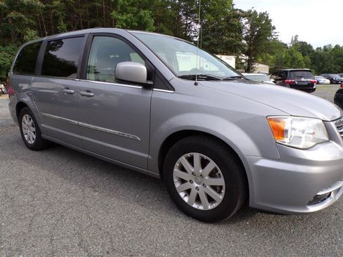 Used 2014 Chrysler Town & Country Touring FWD image 4