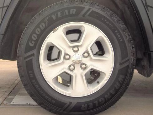 Used 2017 Jeep Grand Cherokee Laredo w/ Quick Order Package 23E AWD/4WD image 11