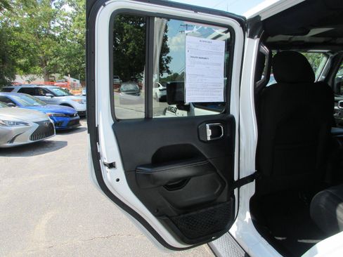 Used 2018 Jeep Wrangler Unlimited Sahara AWD/4WD image 18