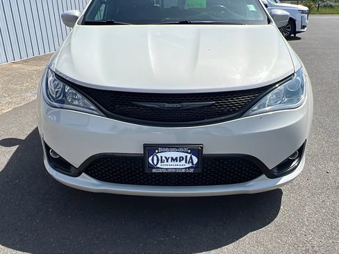 Used 2019 Chrysler Pacifica Touring-L w/ S Appearance Package FWD image 2