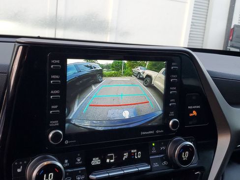 Used 2022 Toyota Highlander XLE AWD/4WD image 21