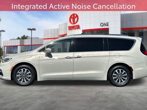 Used 2021 Chrysler Pacifica Touring-L FWD image 9