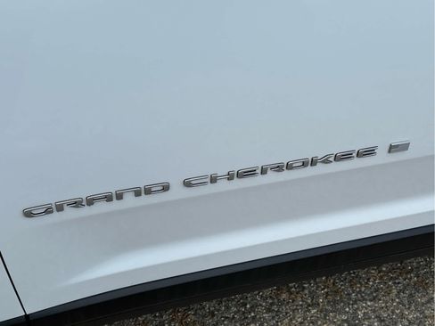 New 2025 Jeep Grand Cherokee Limited w/ Trailer Tow Package image 13