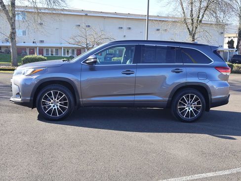 Used 2018 Toyota Highlander SE image 3