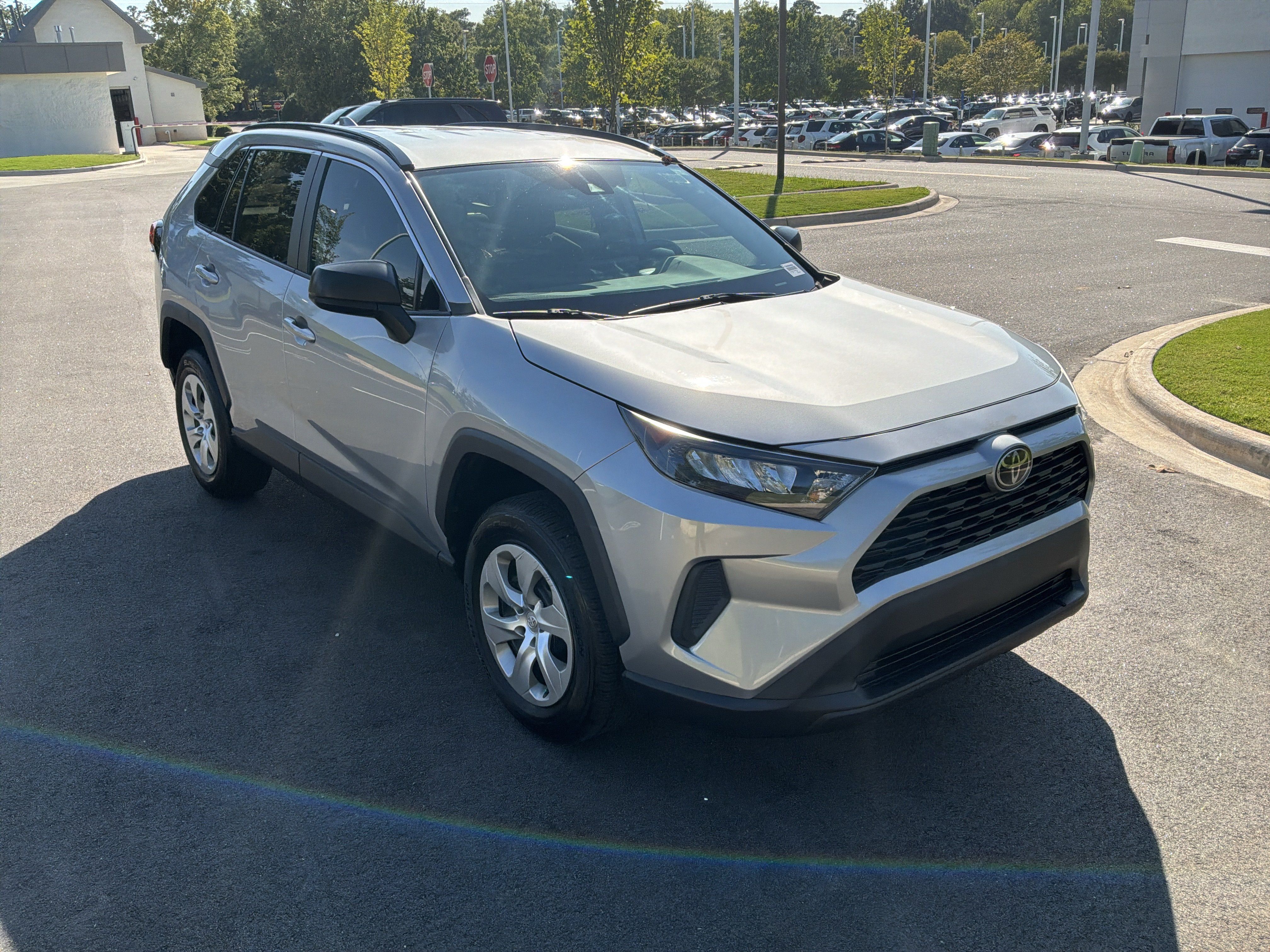 Used 2019 Toyota RAV4 LE FWD image 2