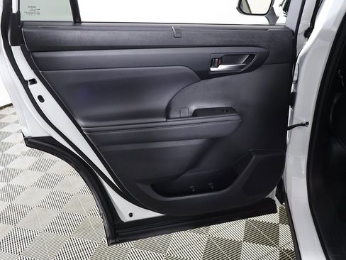 Used 2023 Toyota Highlander XLE image 28