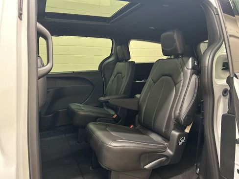 New 2026 Chrysler Pacifica Select FWD image 8