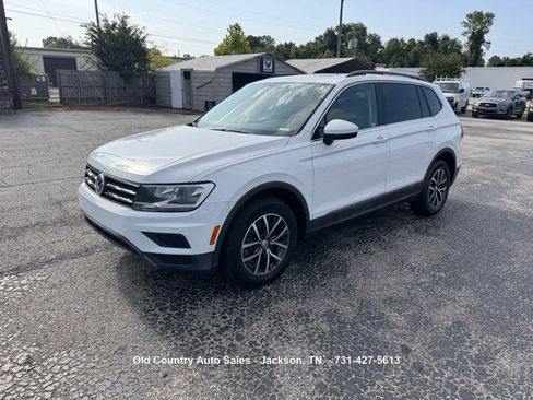 Used 2018 Volkswagen Tiguan SE w/ Panoramic Sunroof Package FWD image 2