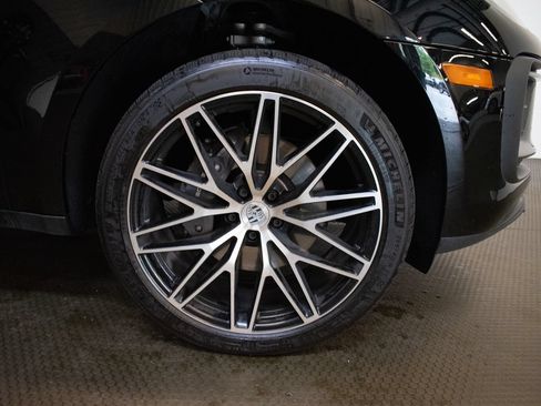 Certified 2026 Porsche Macan AWD/4WD image 17