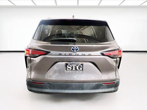 Used 2022 Toyota Sienna LE image 5