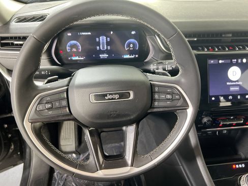 Used 2023 Jeep Grand Cherokee Laredo AWD/4WD image 11