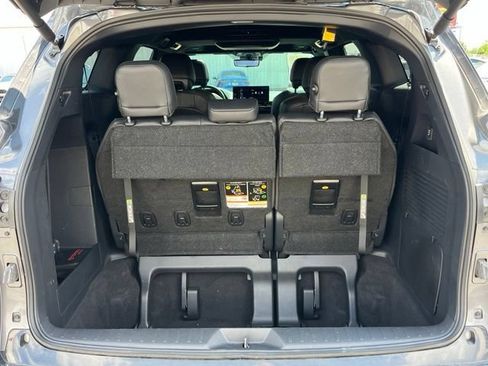 Used 2025 Toyota Sienna Platinum AWD/4WD image 12